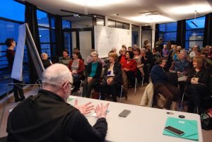 Concentration de Georges Charles avant la conférence sur la diététique et Qi Gong à la MJC Pichon 3 mars 2017.